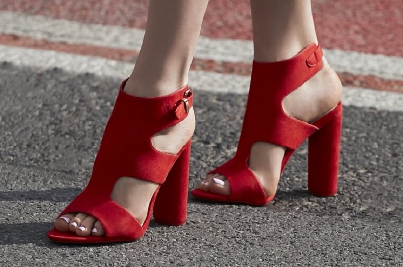 Sandale cu toc gros – află cele mai bune stilizări de vară!