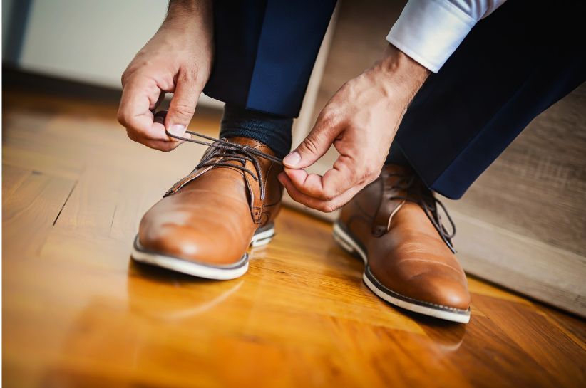 Află cum să îți legi șireturile pantofilor de costum pentru a evidenția caracterul ținutei voastre