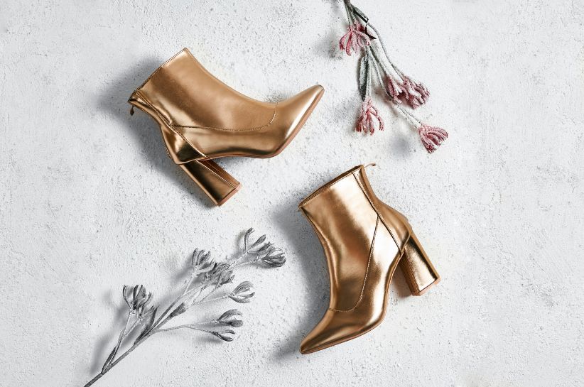 Pantofii aurii sunt una dintre tendințele de modă cele mai căutate în ultimele sezoane. Așa că îți prezentăm ținute la modă cu ele în rolul principal
