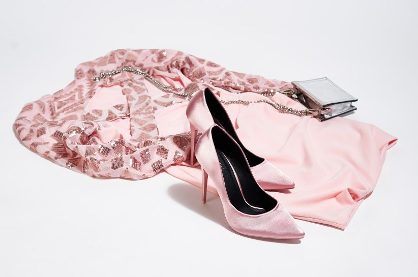 Pantofii stiletto roz pudră! Verifică cele mai noi ținute la modă!