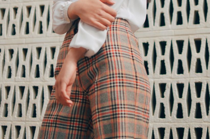 Pantalonii cu model houndstooth sunt un must have al toamnă. Îți sugerăm cum să construiești stilizări la modă cu acesta