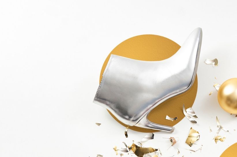 Botine argintii – smash or trash? Descoperă stilizări la modă