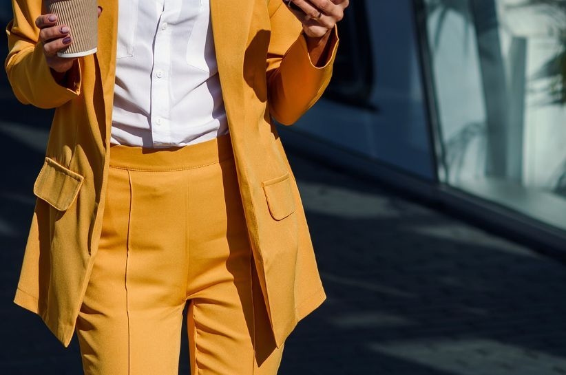 Pantalonii galbeni sunt cel mai modern element al garderobei din această toamnă! Te sfătuim cum să creezi cu eicele mai moderne ținute