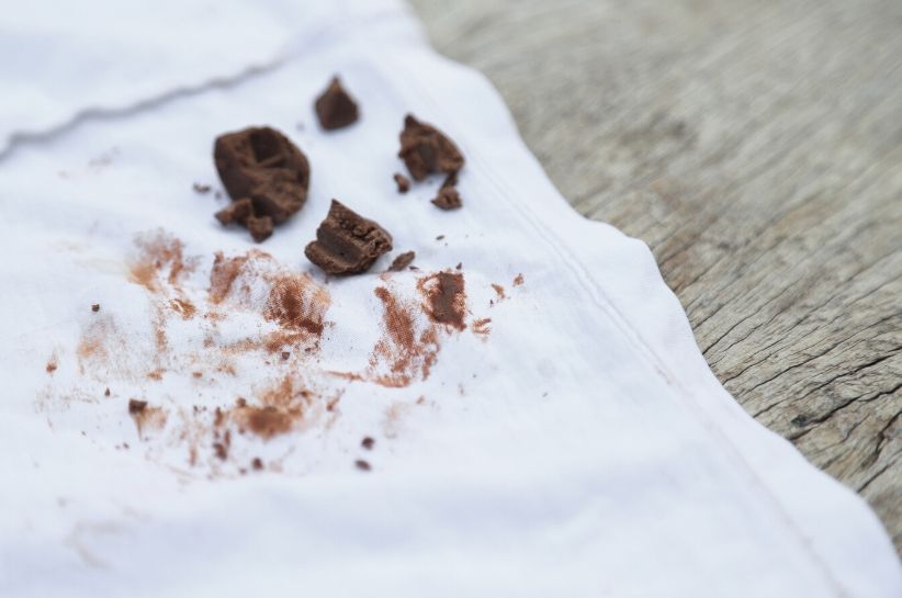 Cum se elimină petele de ciocolată? Te sfătuim!
