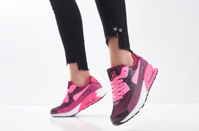 Stilizări cu sneakers roz – trebuie să le încerci!