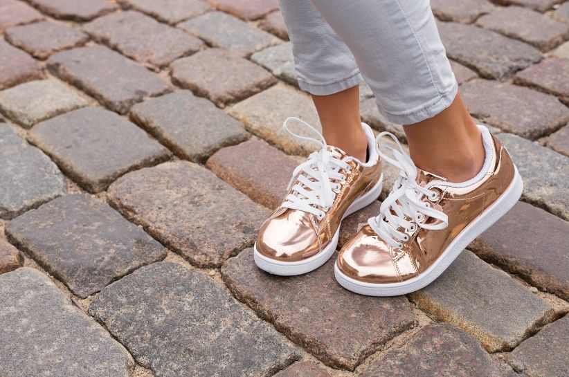Stilizări la modă cu sneakers aurii. Află cu ce să porți acești pantofi originali!