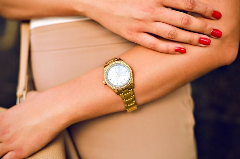 Mereu actualizat: ceasul auriu pentru femei. Descoperă stilizări fenomenale cu auriu în fundal